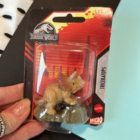 Jurassic WORLD mini dinosaur micro Mattel figures BLUE VELOCIRAPTOR TRICERATOPS - Picture 3 of 4